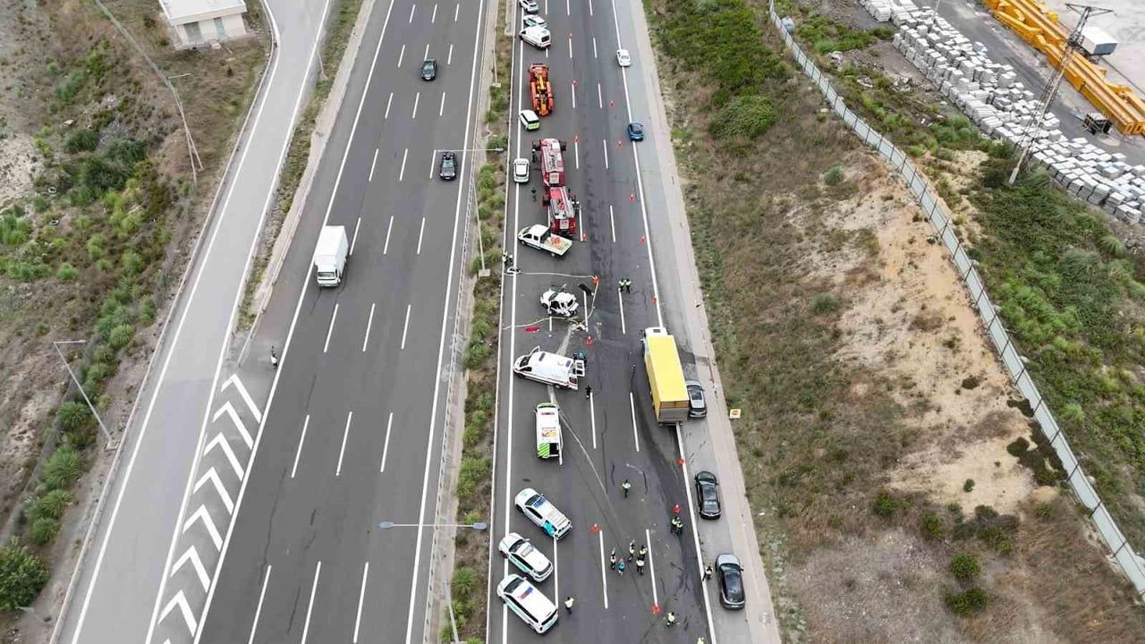 Kuzey Marmara otoyolunda kamyonla otomobil çarpıştı, itfaiye müdahalesi sürüyor