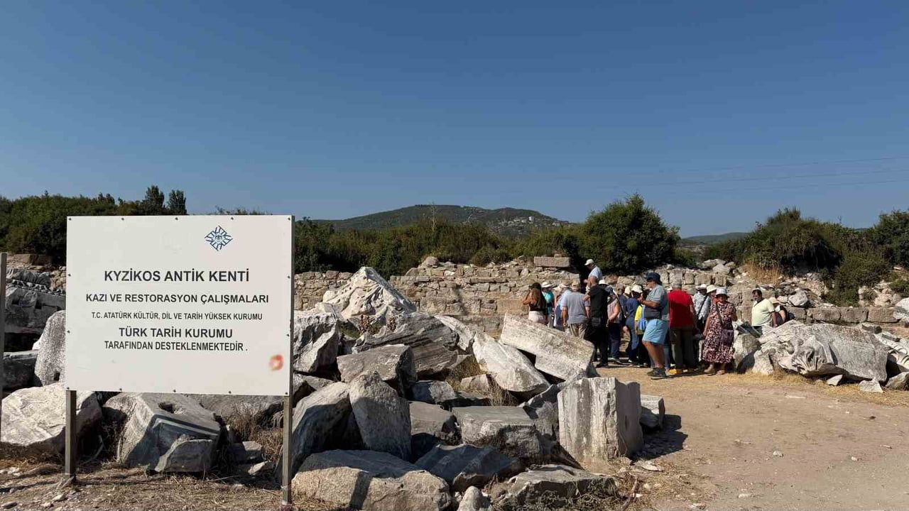 Kyzikos antik kenti Yunan turistleri ağırladı