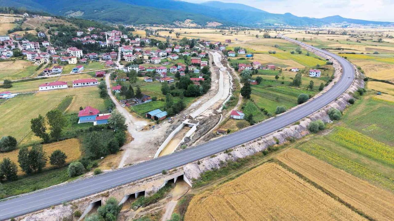 Ladik'te Bolat Mahallesi oluk deresinde yürütülen ıslah çalışması sekiz mahalleyi taşkına karşı koruyacak