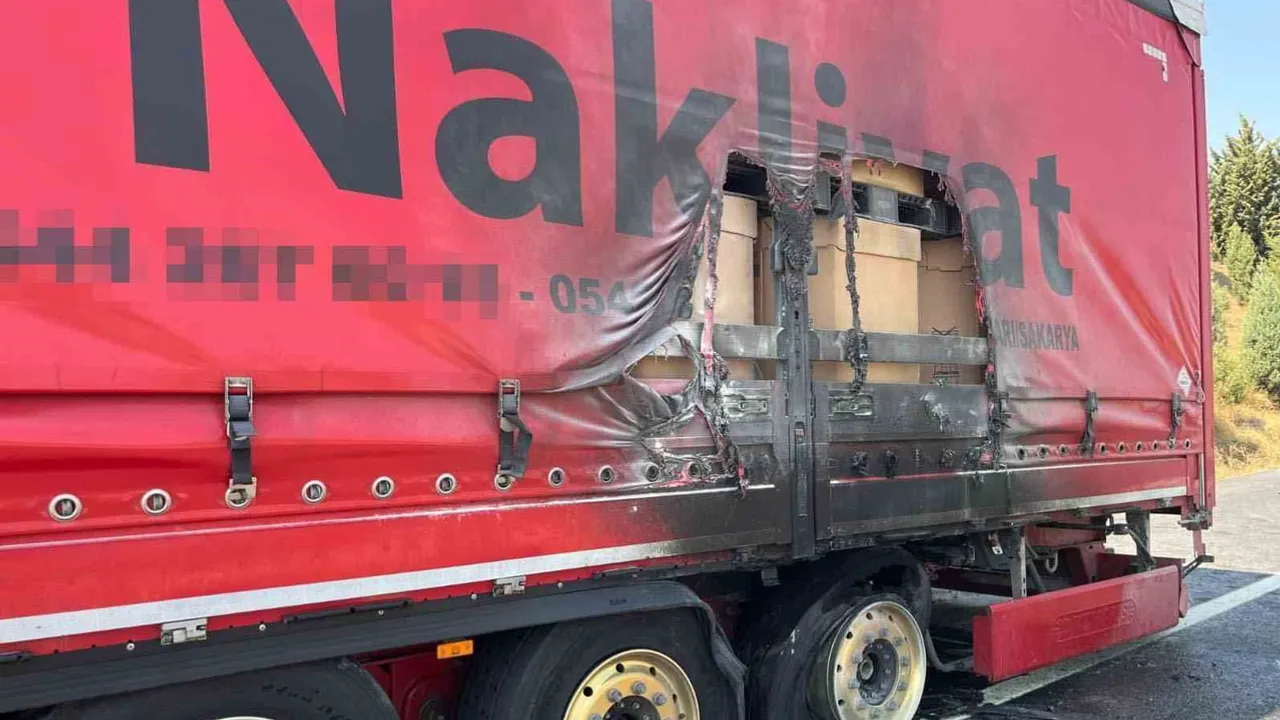 Lastik patlaması Osmaneli'de tır dorsesinde yangına yol açtı