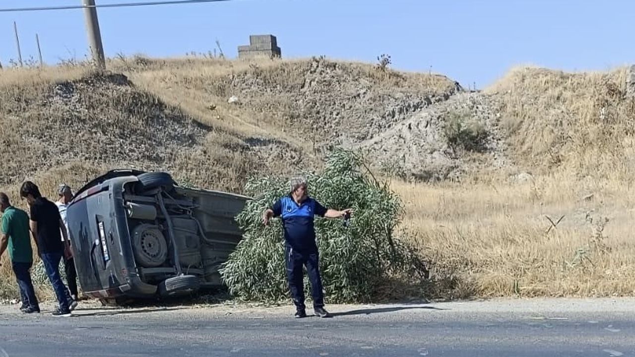 Lastik patlaması sürücüyü kontrolden çıkardı: iki kişi yaralandı