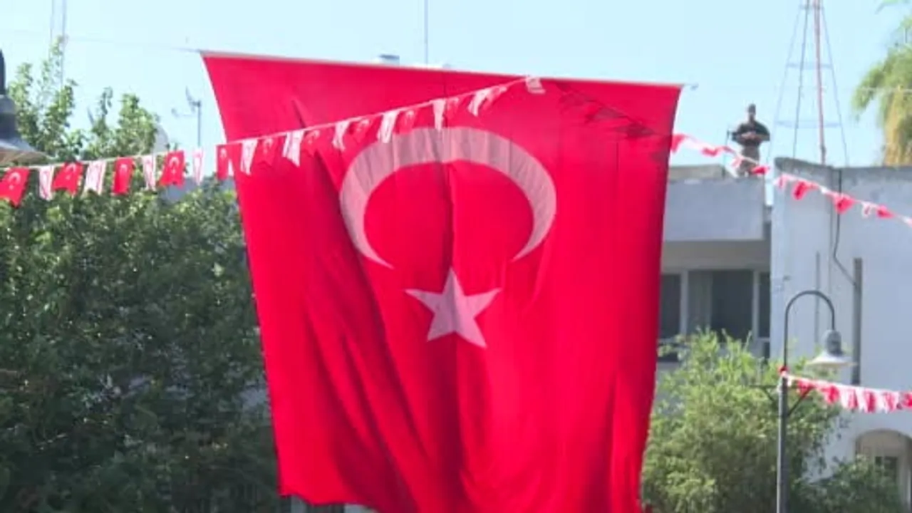 Lefkoşa'da 30 Ağustos coşkusu anıta çelenkten resmigeçide