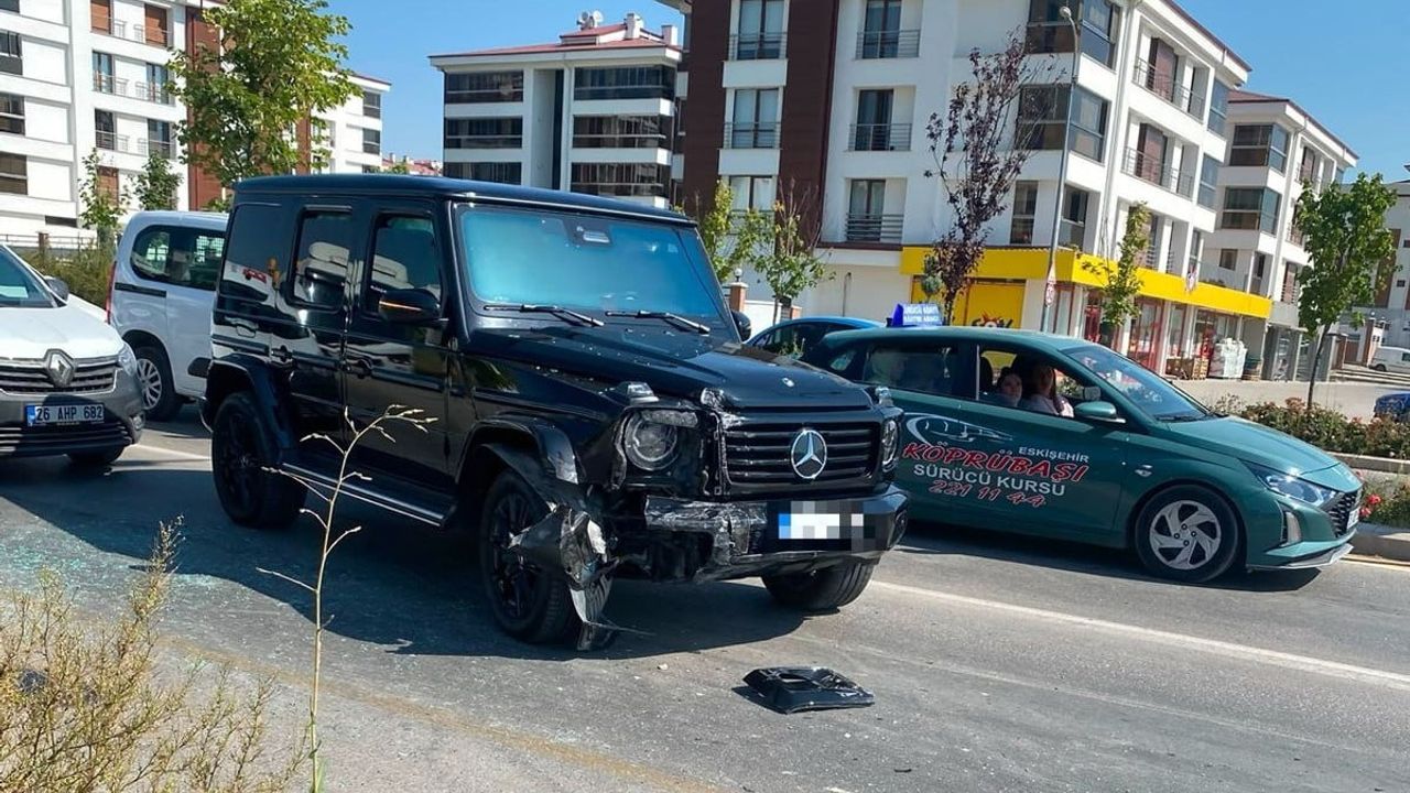 Lüks cip ile otomobilin çarpışması Eskişehir'de trafiği aksattı