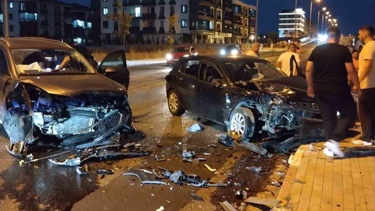 Lüleburgaz Millet Caddesi'nde çarpışma: sekiz kişi hastaneye kaldırıldı