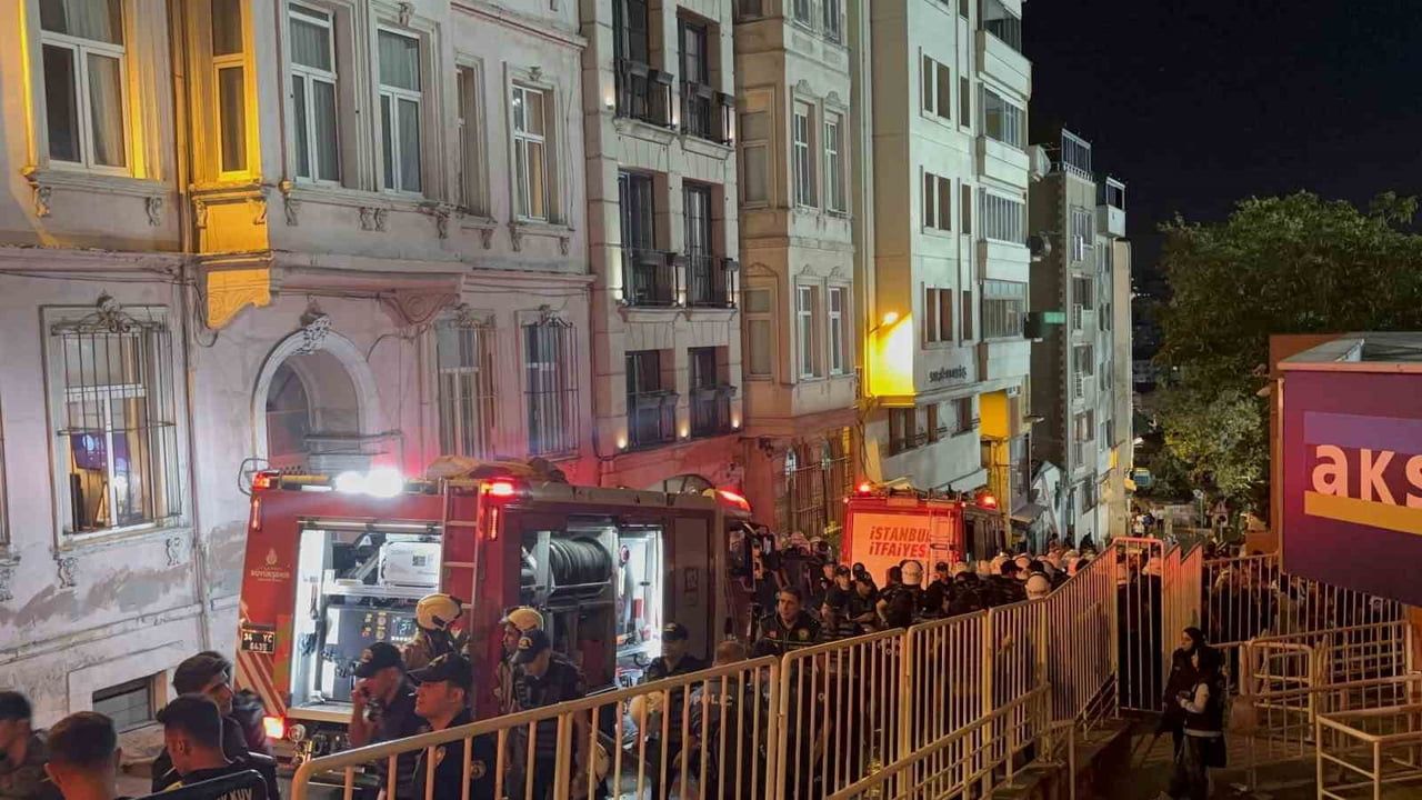 Maç sırasında atılan havai fişek binada yangın çıkardı
