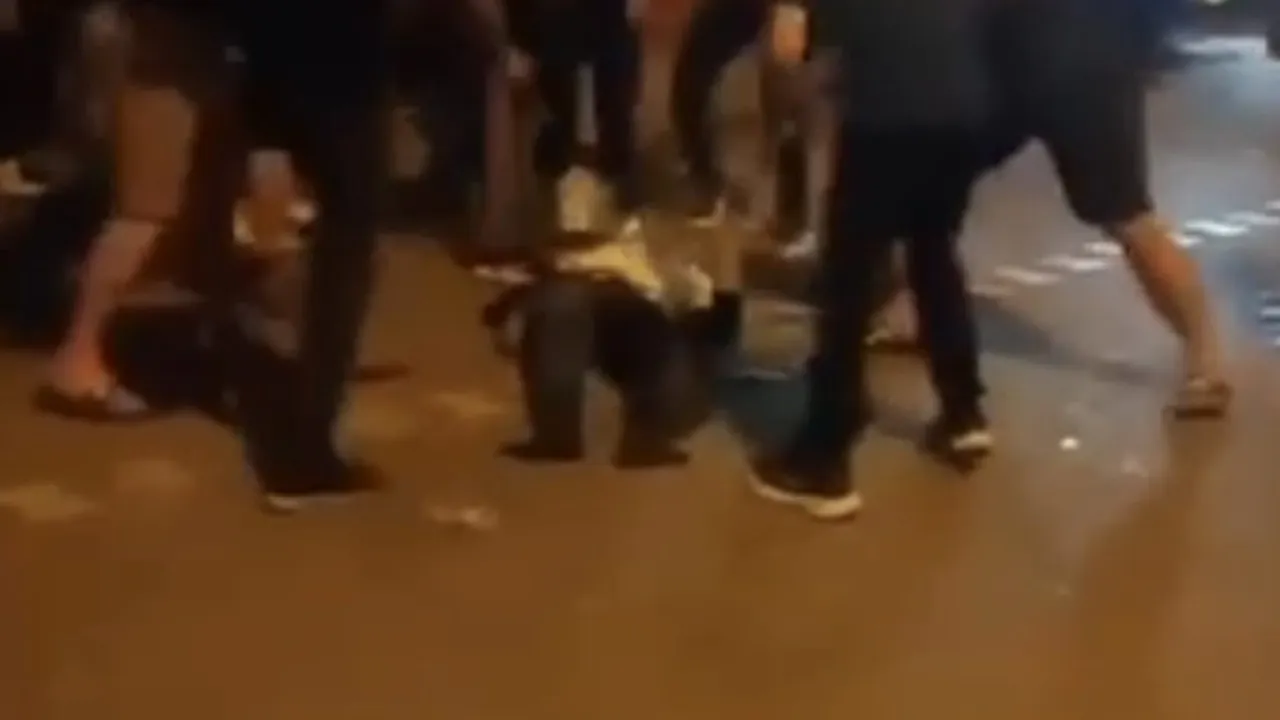 Mahalle müdahalesi kamerada: iddiaya göre kadını darbeden kişi ve müdahale edenler yoğun bakımda