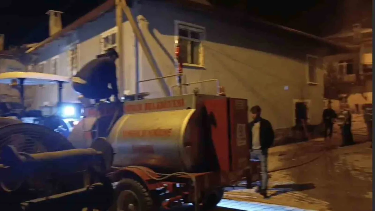 mahalle muhtarının tanker müdahalesi mutfak yangınının büyümesini engelledi