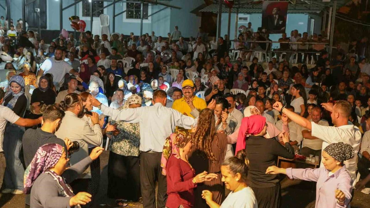 Mahallede yaz akşamları şenlendi: Kozan yaz konserleri Akdam'da coşkuyla sürdü