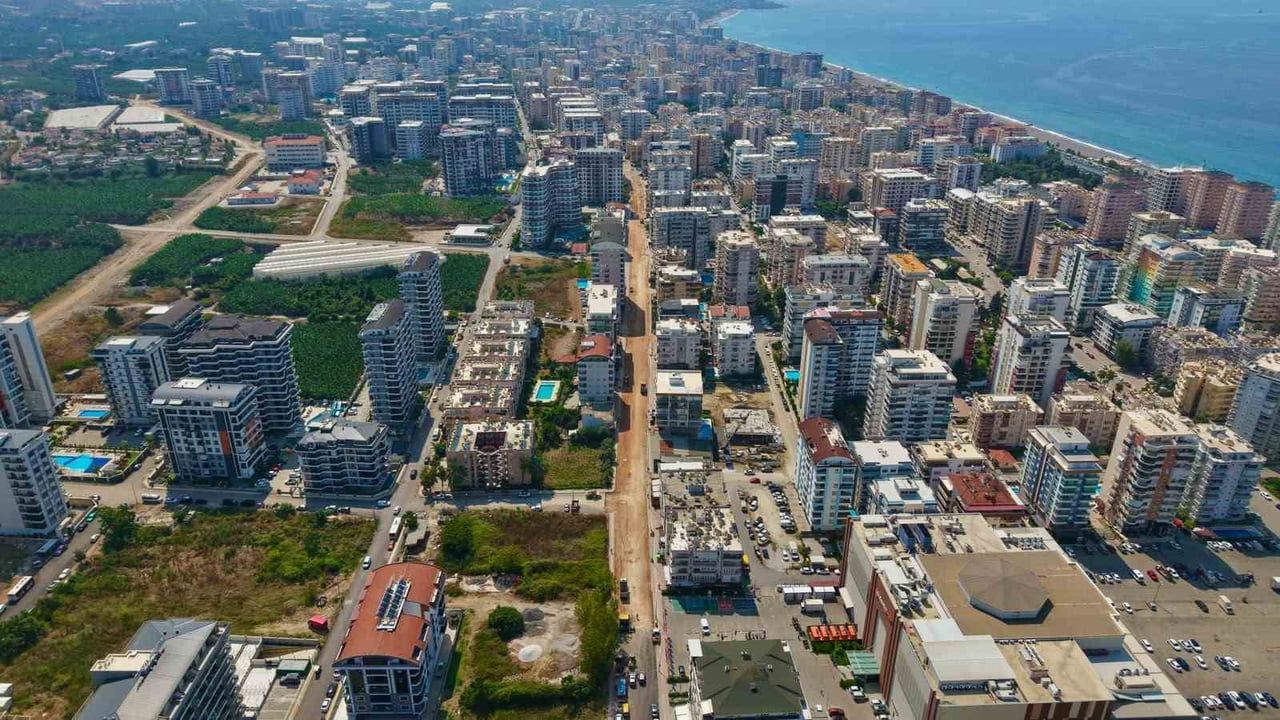 Mahmutlar'da Atatürk caddesi yenileniyor: etaplar tamamlandıkça yol trafiğe açılıyor