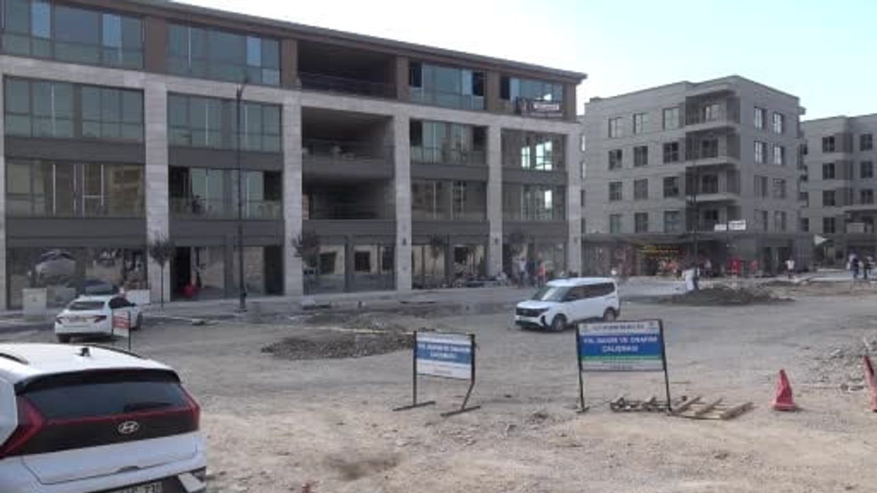 Malatya'da altyapı çalışmasında delinen doğalgaz borusu panik yarattı