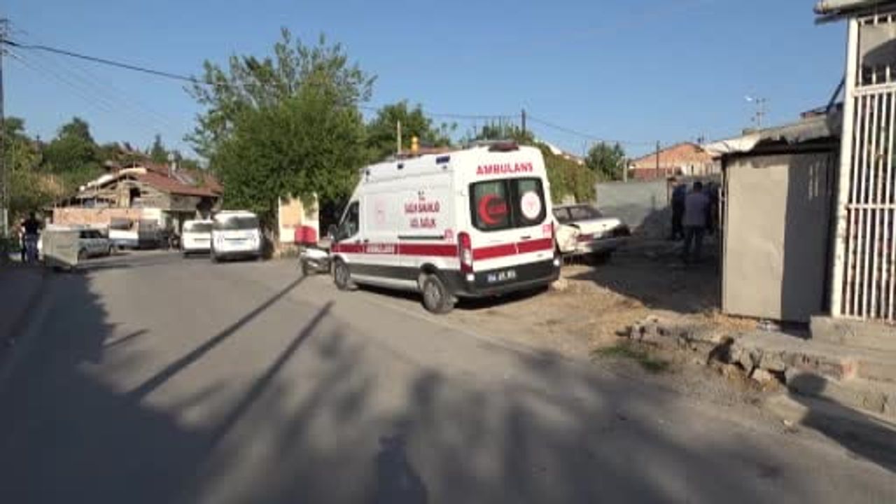 Malatya'da evinin önünde ölü bulunan kişi adli tıp kurumuna kaldırıldı