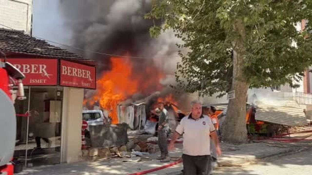 Malatya'da Fuzuli Caddesi'ndeki konteyner kentte yangın