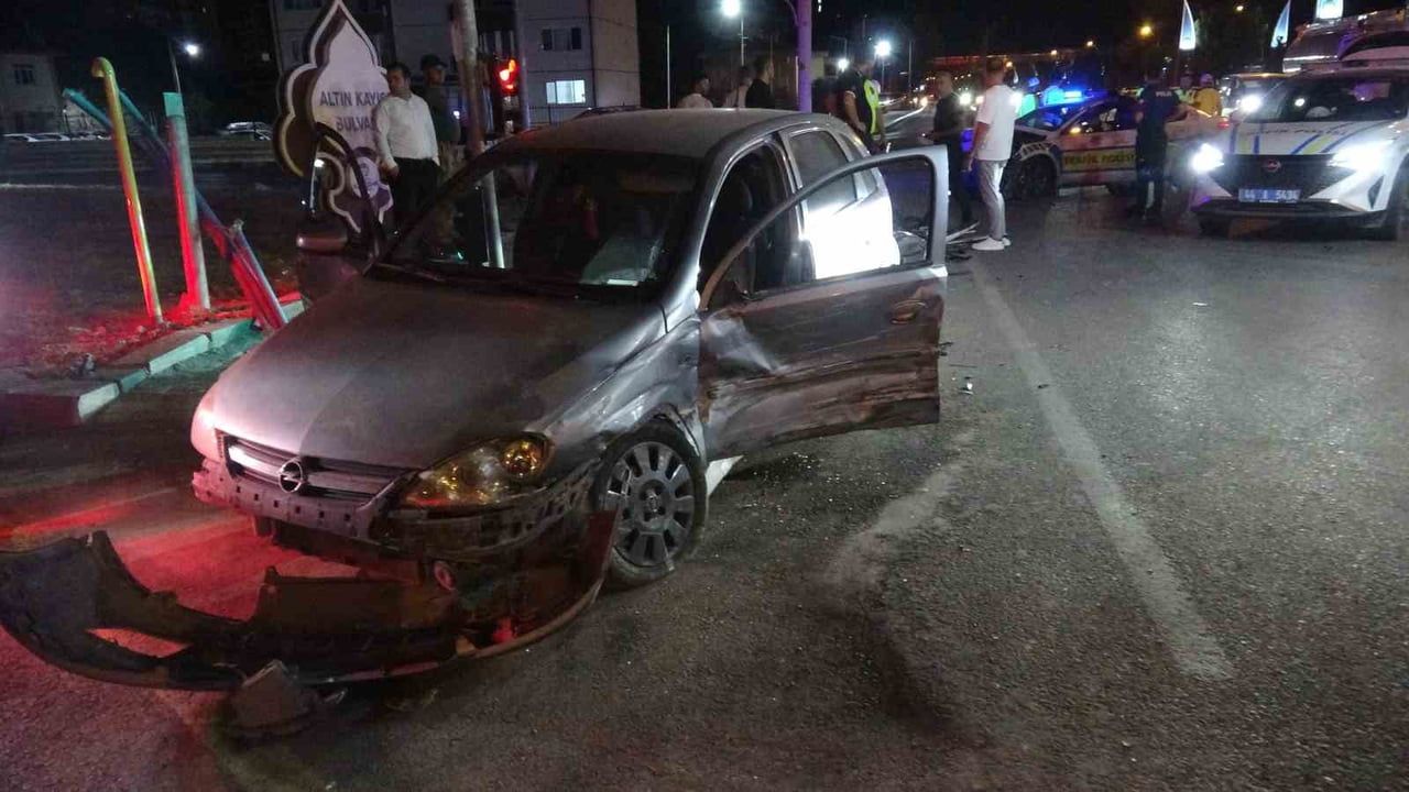 Malatya'da gece yarısı ekip aracı ile otomobil çarpıştı, üç kişi yaralandı
