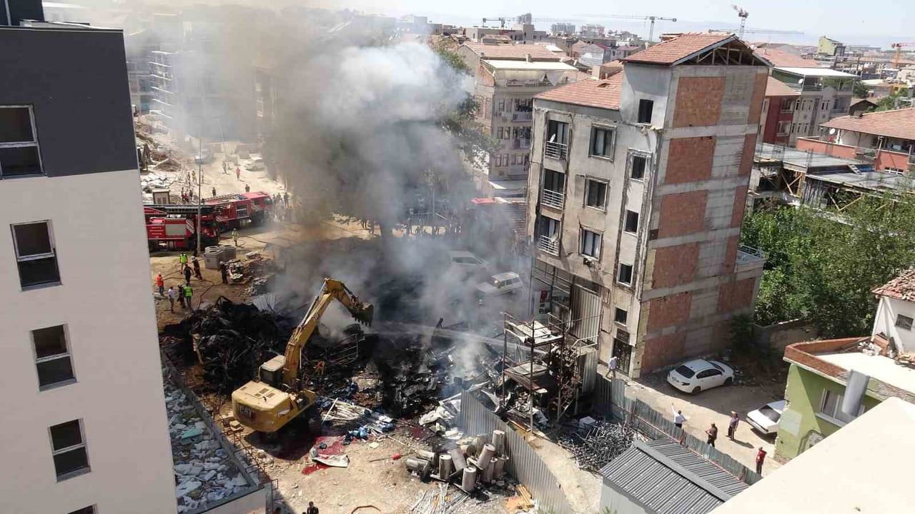 Malatya'da şantiye yatakhanesi alevlere teslim oldu, ekipler soğutma çalışmalarını sürdürüyor