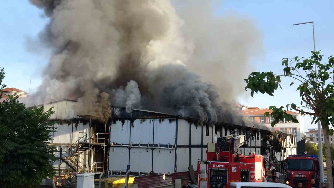 Malatya'da şantiyedeki prefabrik yatakhane alevlere teslim oldu