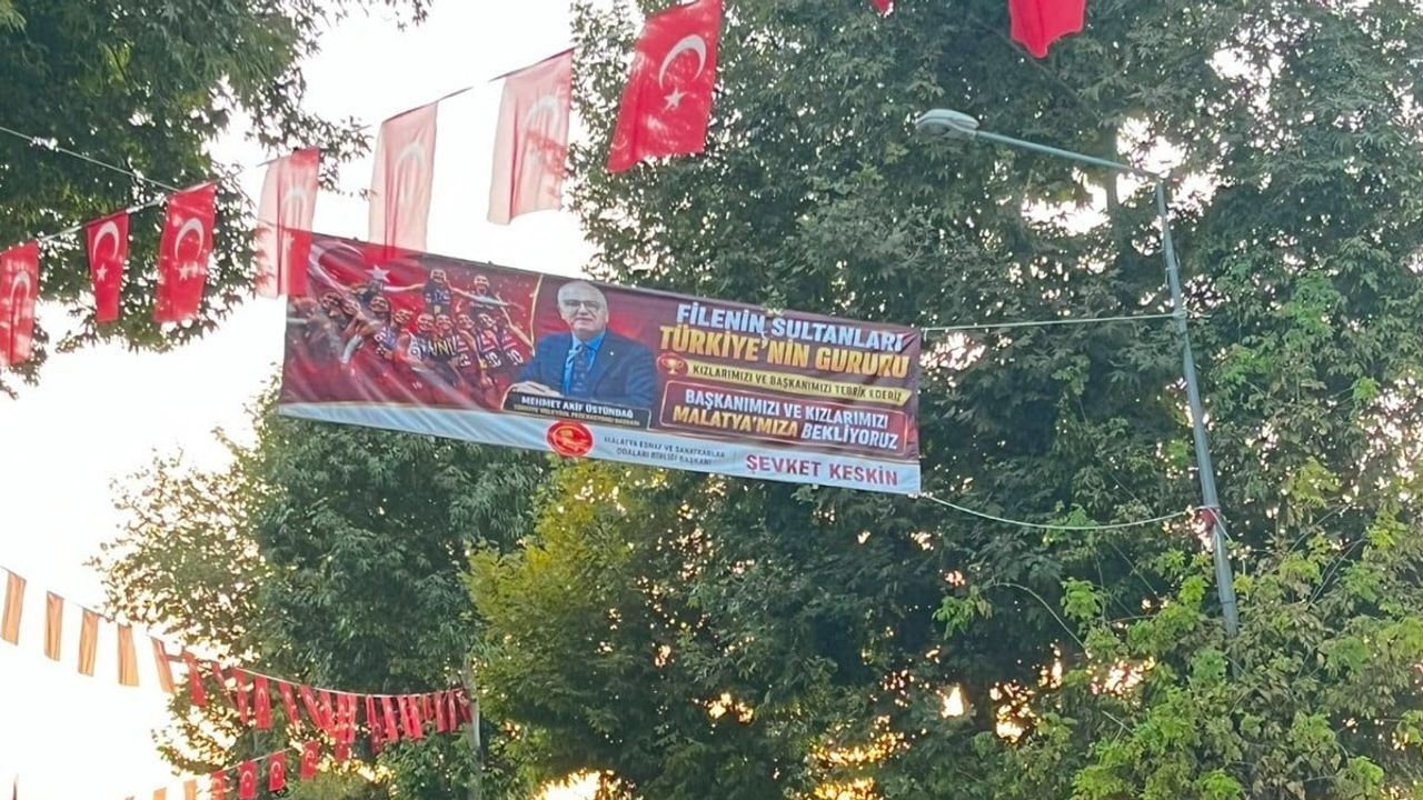 Malatya esnafından filenin sultanlarına ve Üstündağ'a pankartlı kutlama