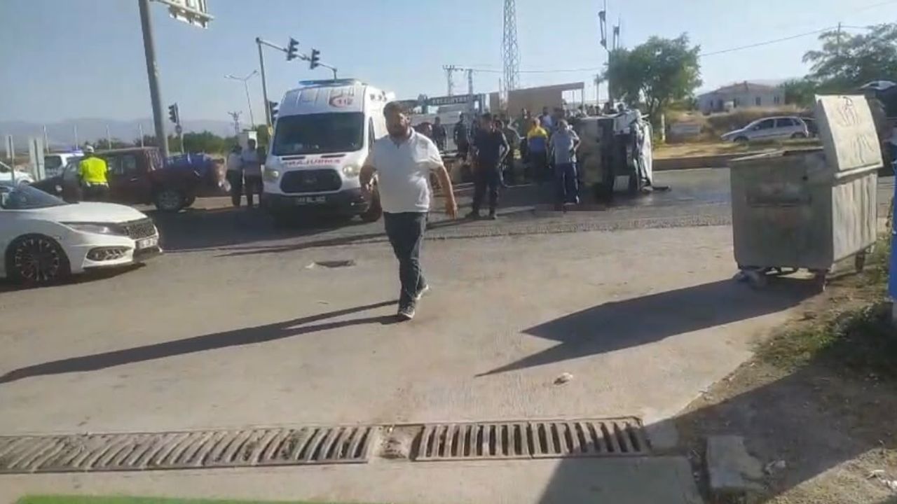 Malatya'nın Akçadağ kavşağında çarpışma otomobili devirdi, 3 kişi yaralandı