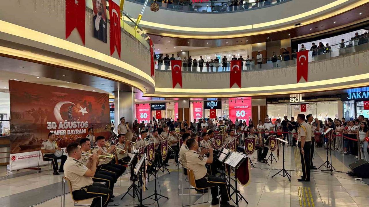 Malatya Park'ta 30 Ağustos kutlamasında bando ile zafer coşkusu