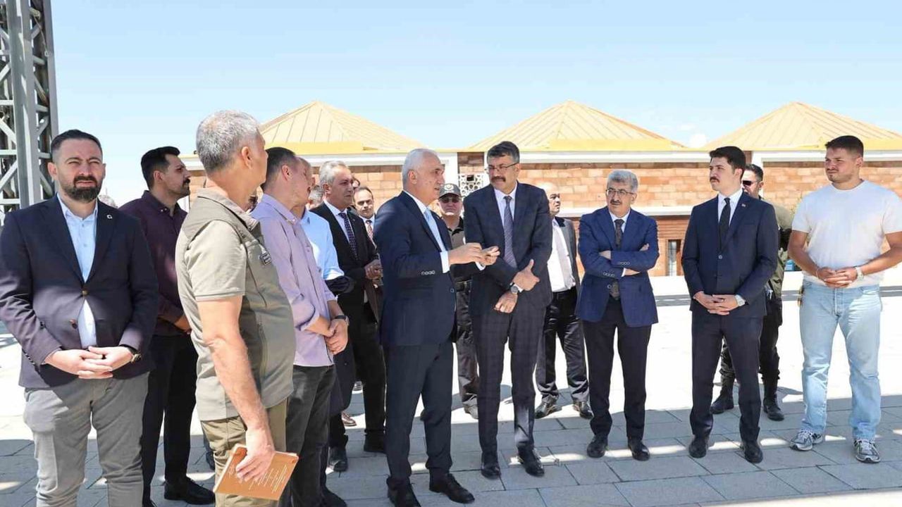 Malazgirt meydanında etkinlik hazırlıkları yerinde değerlendirildi