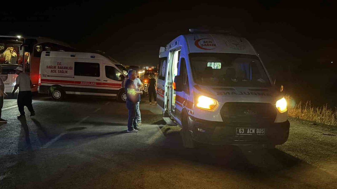 Malazgirt töreninden dönen otobüsün arkadan çarpması Siverek'te 13 kişiyi yaraladı
