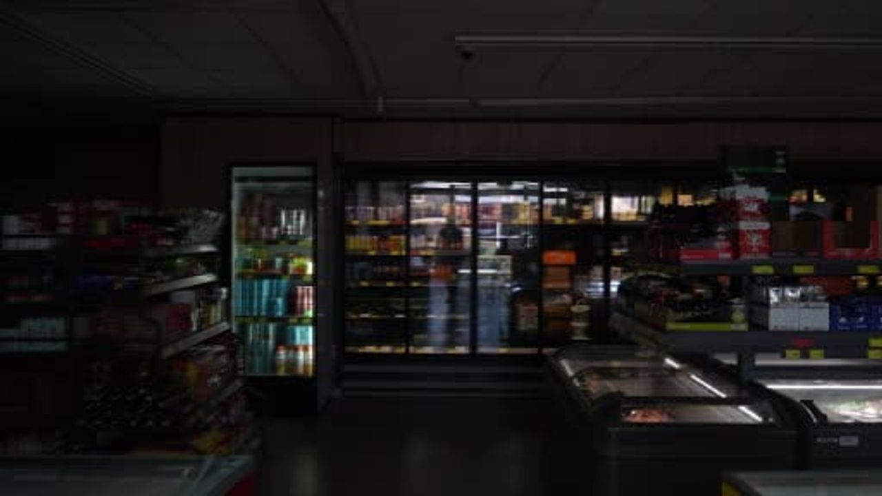Maltepe'de denetimde sağlıksız şartlar tespit edilen zincir market kapatıldı