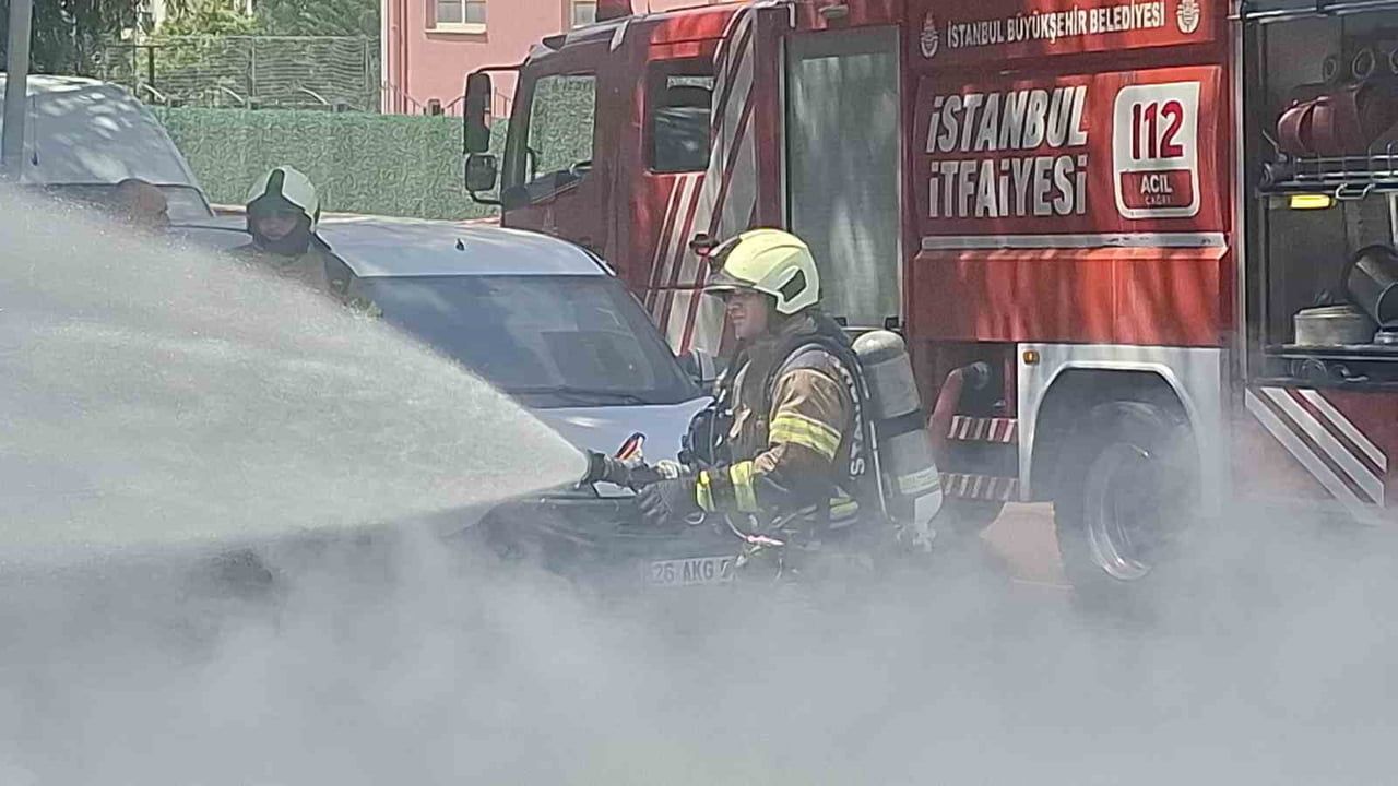 Maltepe'de seyir halindeki elektrikli araç alev alarak kullanılamaz hale geldi