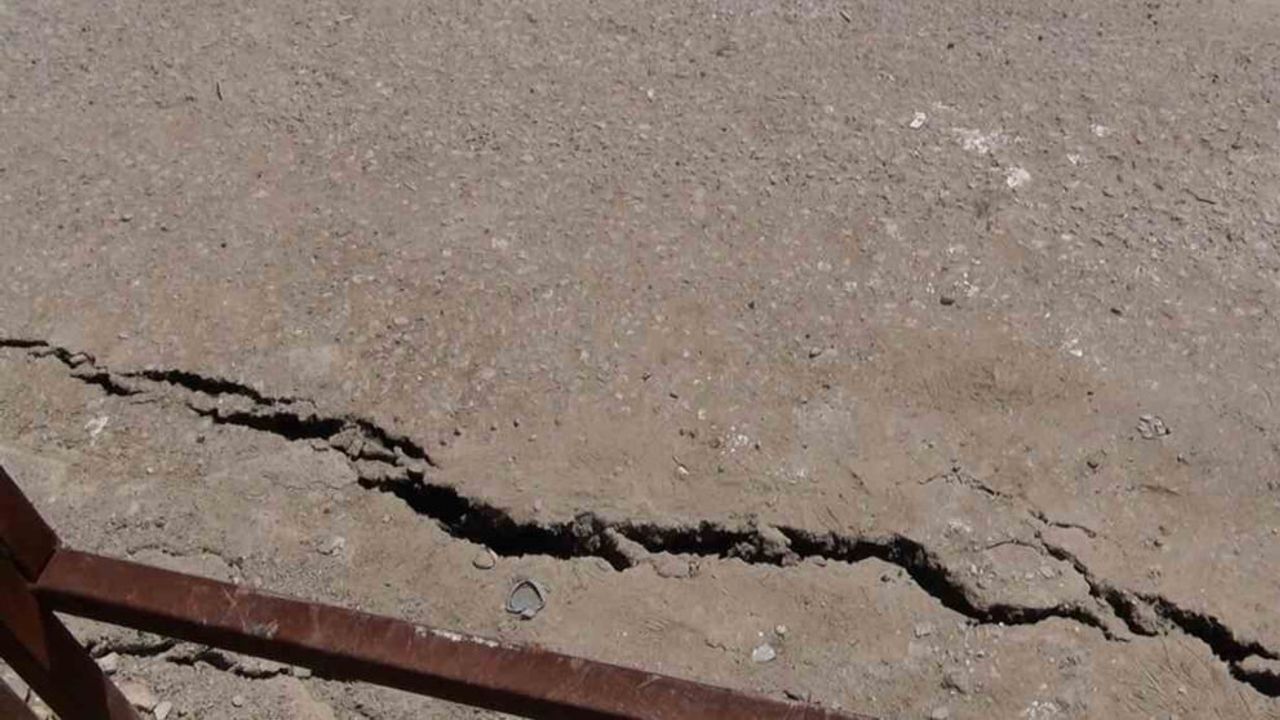 Mamak'ta hafriyat endişesi: 1242. sokak'ta yol kayması iddiası