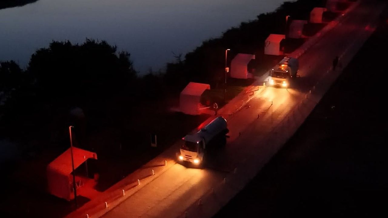 Manavgat boğaz sahilinde sabahın ilk saatlerinde kapsamlı temizlik seferberliği