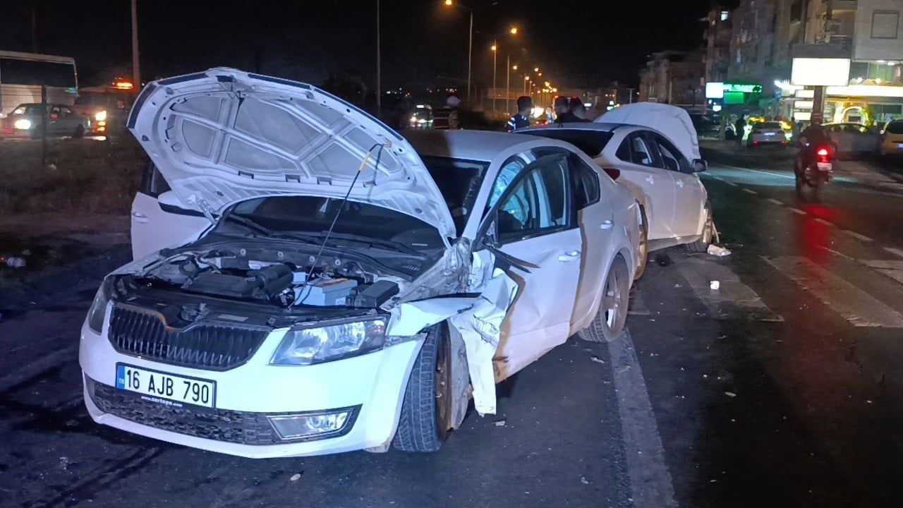 Manavgat D-400'de kavşakta çarpışma: iki kişi yaralandı