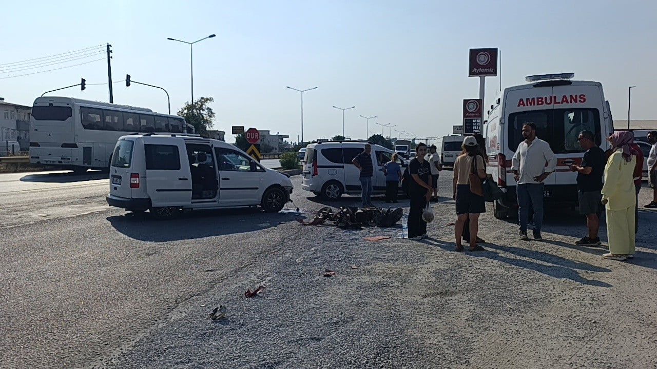 Manavgat kavşağında çarpışma metrelerce savurdu: iki kişi yaralandı