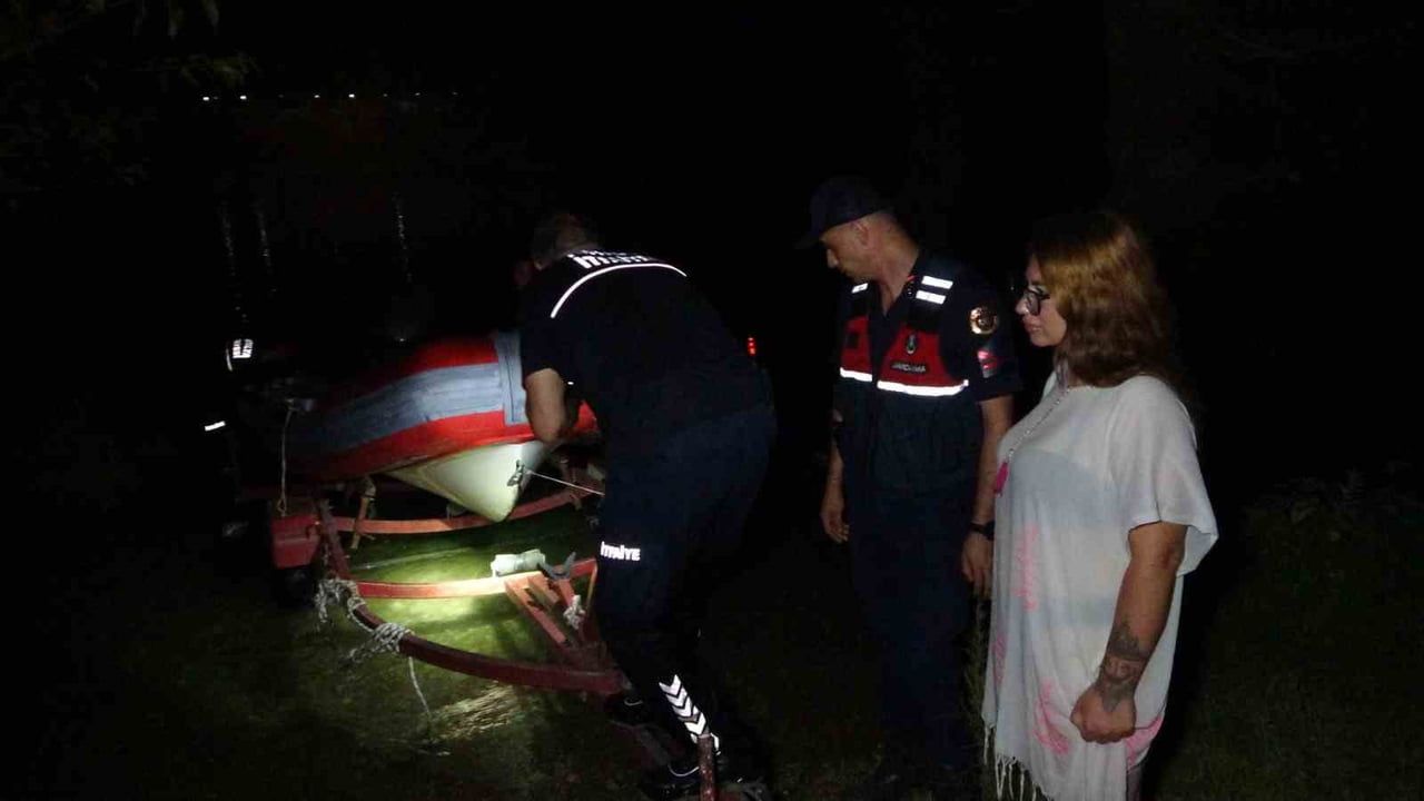 Manavgat şelalesi'nde su yükselişi hayatı riske attı, genç kız botla kurtarıldı