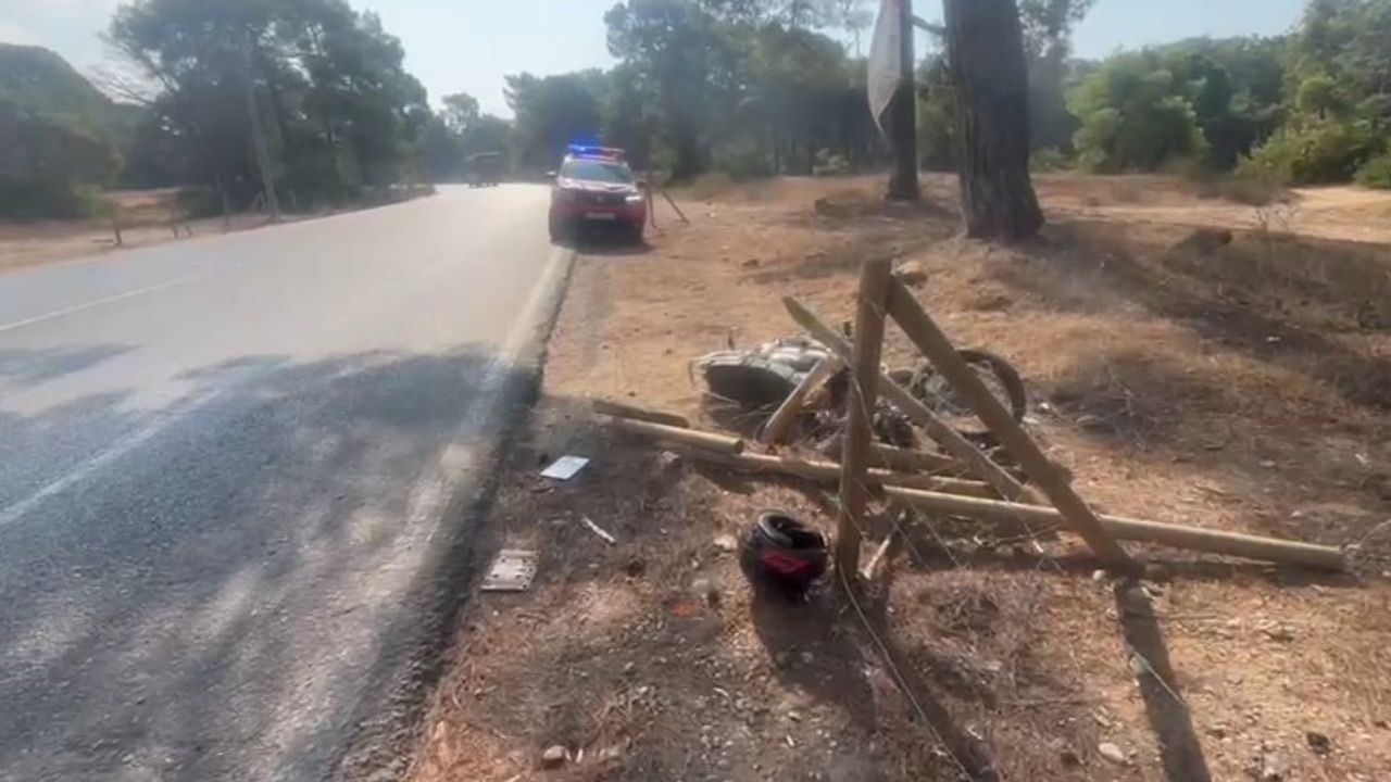 Manavgat'ta Acısu Caddesi'nde motosiklet tel çite çarptı: iki yaralı
