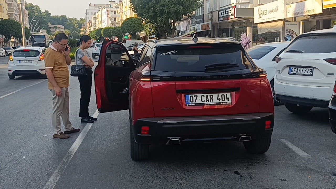 Manavgat'ta aniden açılan kapı motosikletliye çarptı, yaralı kadın olay yerinden ayrıldı