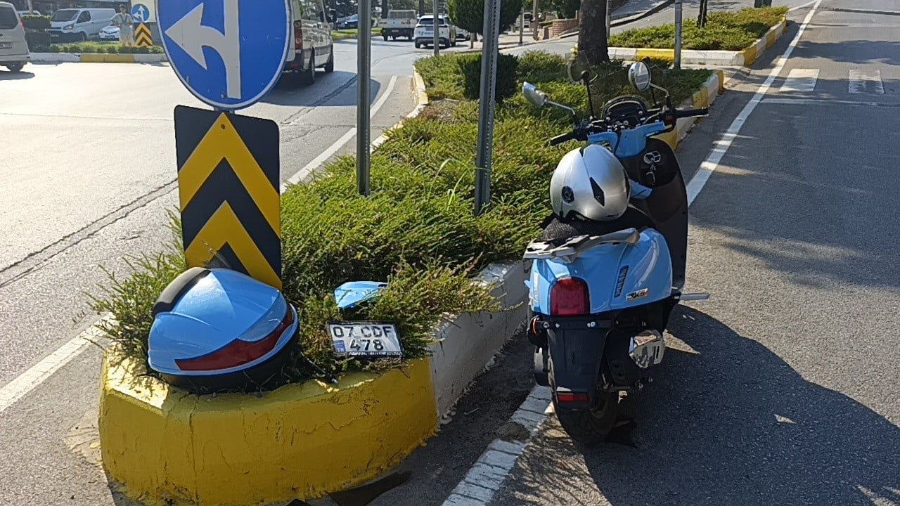 Manavgat'ta Antalya Caddesi'nde kaza: vatandaşlar motosiklet sürücüsüne müdahale etti
