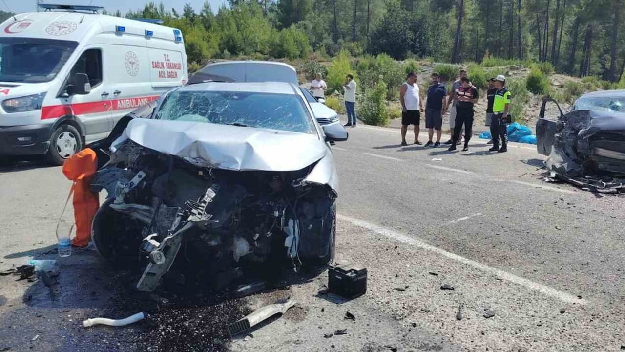 Manavgat'ta çarpışan iki otomobilin bilançosu: bir ölü üç yaralı