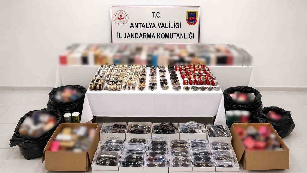 Manavgat'ta depoda saklanan gümrük kaçağı mallar 4 milyon 350 bin lirayı buldu