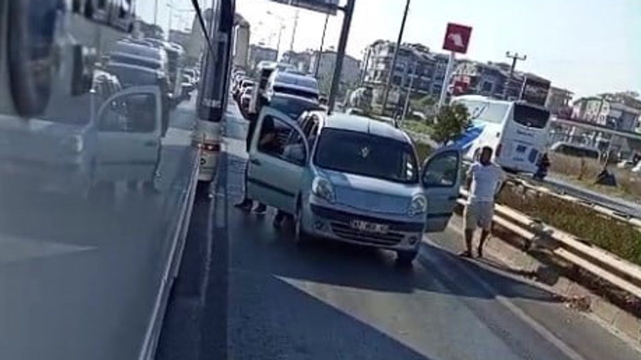 Manavgat'ta emniyet şeridi gerilimi: servis şoförüne saldırı anı görüntülendi