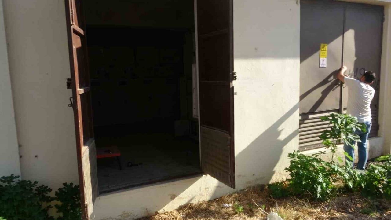 Manavgat'ta kablo bakırını çıkarmak için ateş yaktı, trafo duman ve alevlere teslim oldu