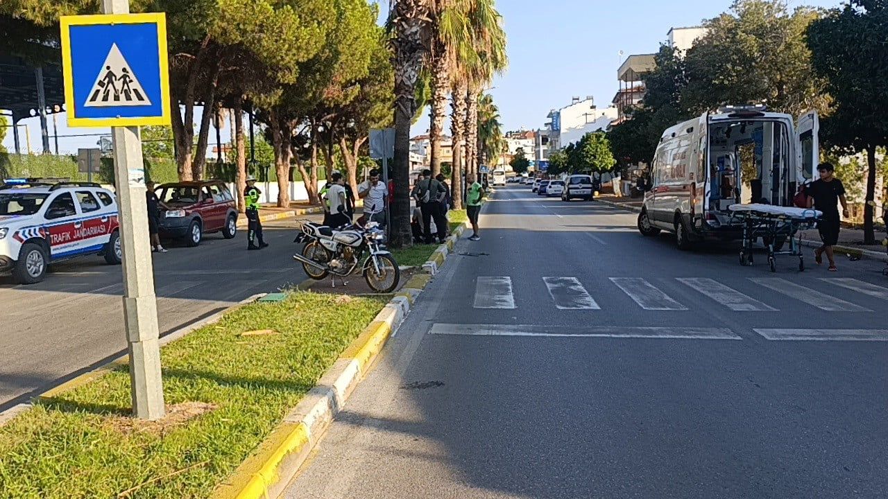 manavgat'ta kasise hızlı giren motosiklet devrildi, 1 yaralı