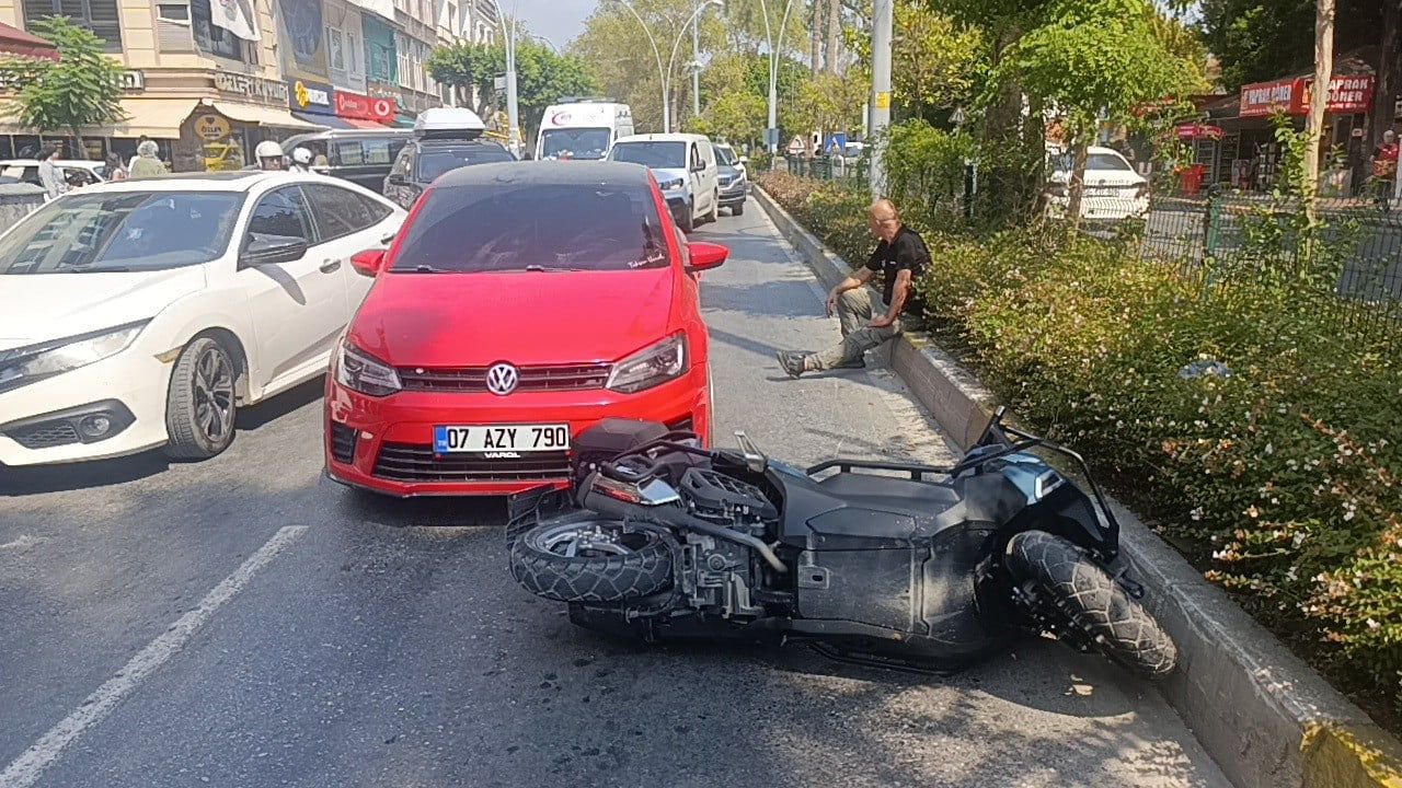 Manavgat'ta kavşak yaklaşımında kontrolsüz şerit değişimi motosiklet sürücüsünü yaraladı