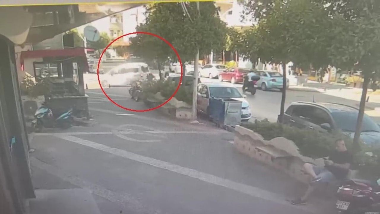 Manavgat'ta kavşakta çarpışma: motosiklet sürücüsü yaralandı