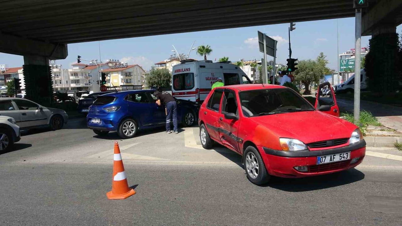 Manavgat'ta kavşakta çarpışma: sürücü hastaneye kaldırıldı