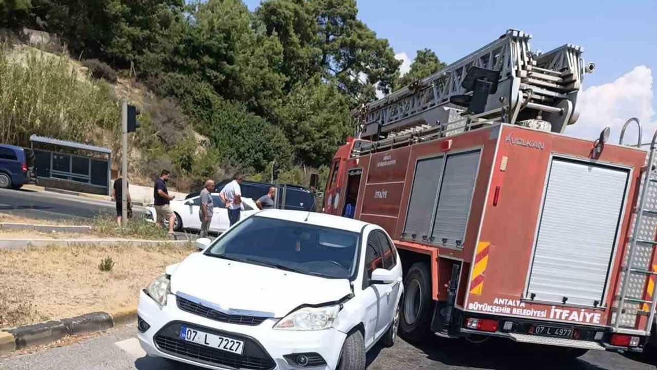 Manavgat'ta kavşakta çarpışma: yolcu hastaneye kaldırıldı