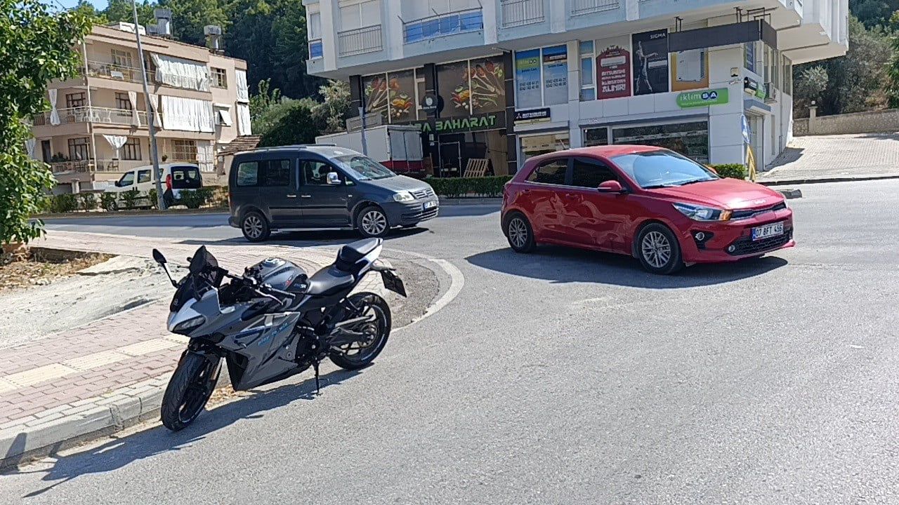 Manavgat'ta kavşakta şerit değişimi sonucu motosiklet sürücüsü yaralandı