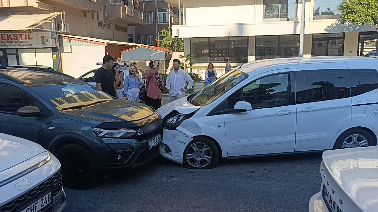 Manavgat'ta kavşakta zincirleme çarpışma