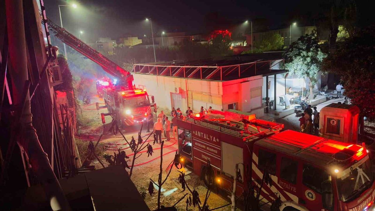 Manavgat'ta otel personel lojmanında çıkan yangın kısa sürede söndürüldü