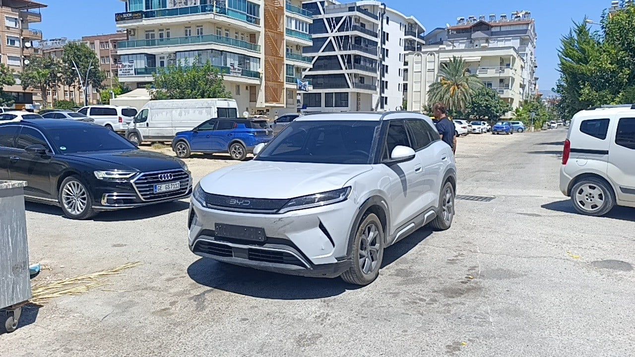 Manavgat'ta otomobil ile motosiklet çarpıştı: motosiklet sürücüsü hastaneye kaldırıldı