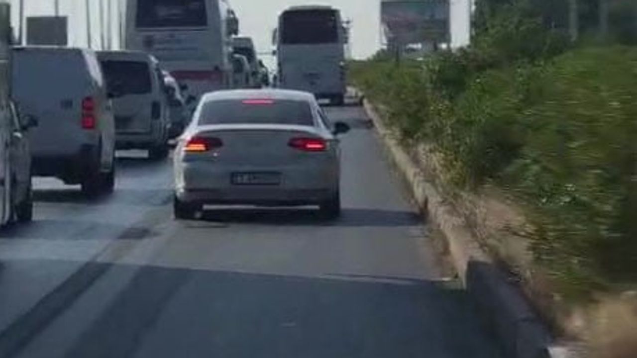 manavgat'ta otomobil kaldırımı aşarak yayaya çarpıp şarampole devrildi