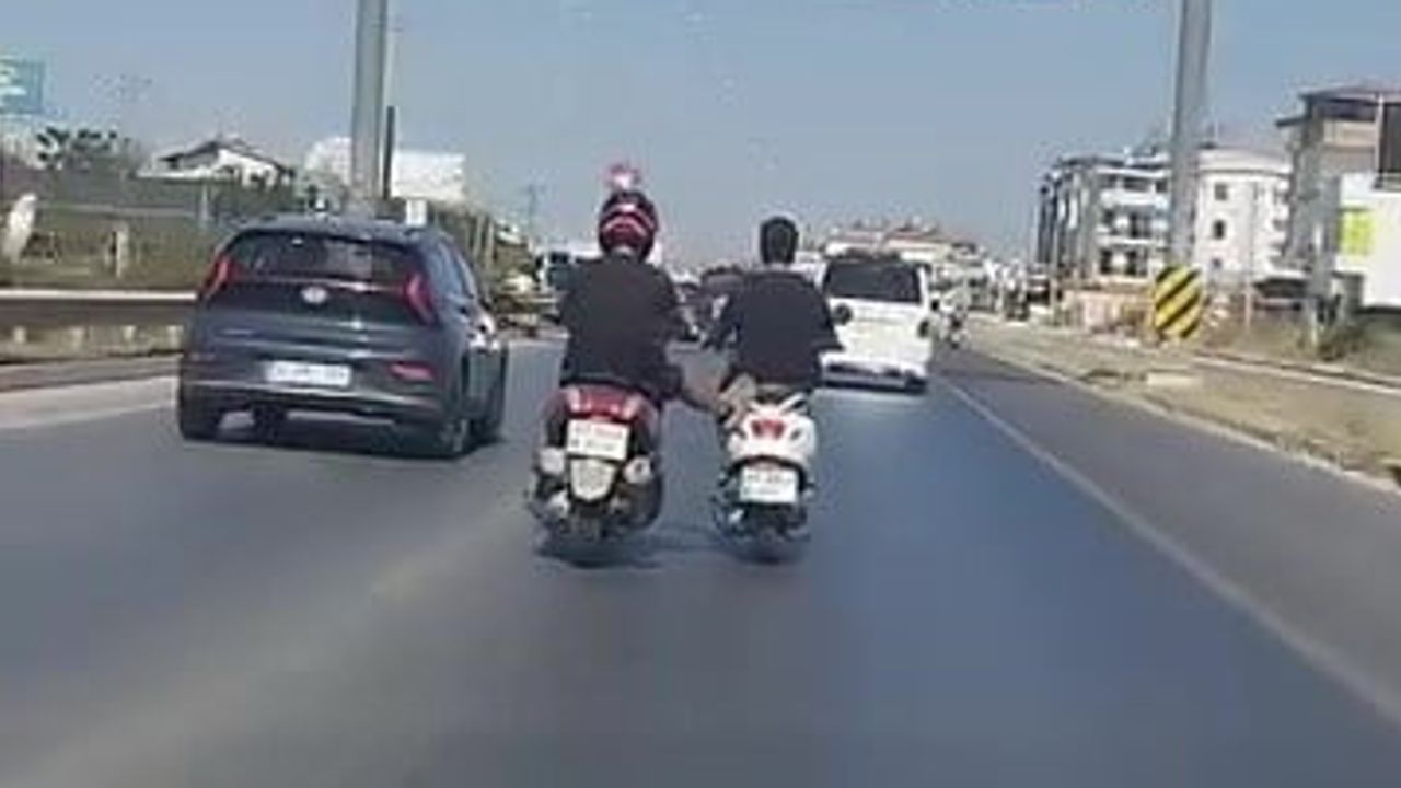 Manavgat'ta tehlikeli yolculuk: motosikletleri yol ortasında iten sürücüler kamerada