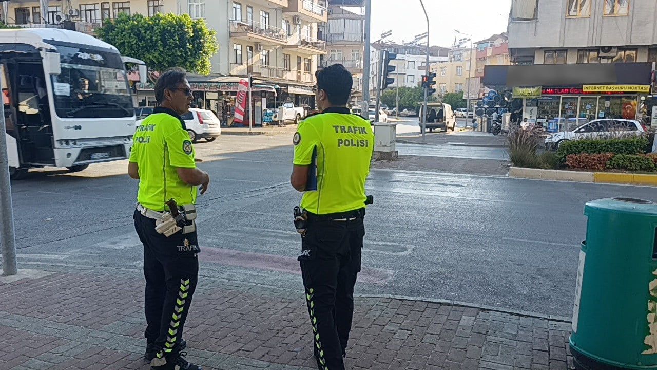 Manavgat'ta yaya geçidinde panikle koşan kadın otomobil çarpmasıyla savruldu